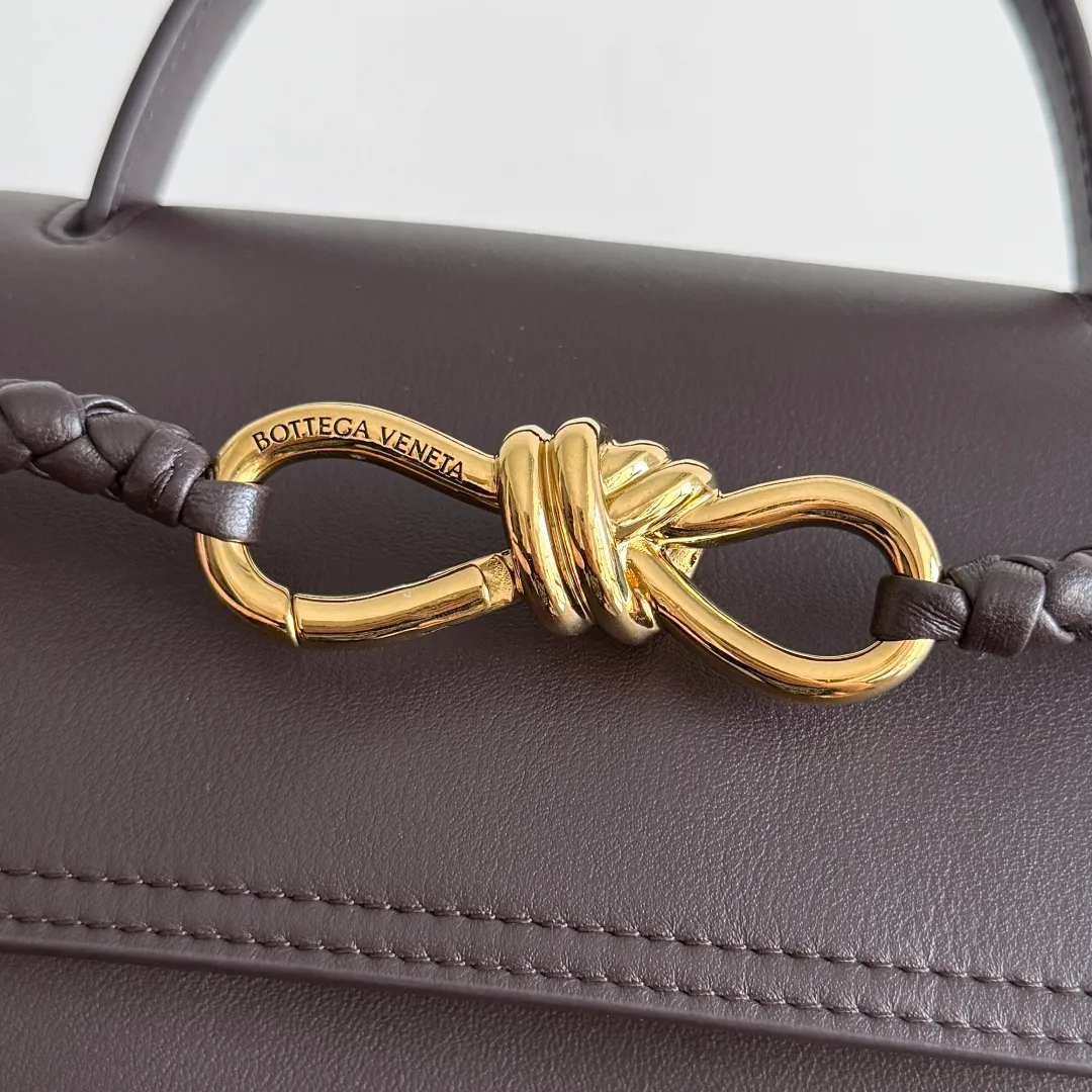 Batch 2060 BottegaVeneta Latest Ciao Ciao Bag Silky cowhide two-way flap handbag with signature twist detail, hidden hook closure, flap can be fastened to the front or attached to the INTRECCIATO woven internal pocket, comes with an adjustable and removable crossbody strap, internal compartment, and also features a zippered pocket. The surprise flap has various shapes. Style 1 - Cover the bag surface, exposing the knot and knot decoration. Style 2 - Place the flap inside the bag. A buckle is also designed. Style 3 - The U-shaped position of the top handle in the hand bag. Style No.: 835835 Size: 26*19*10.5cm
